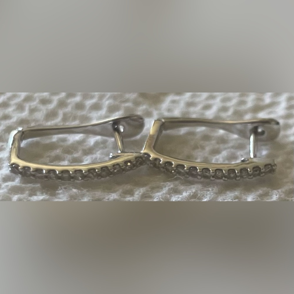One pair white gold earrings 14k containing 22 diamonds